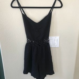 HOLLISTER LACE CROCHET WAIST ROMPER BLACK RUFFLE